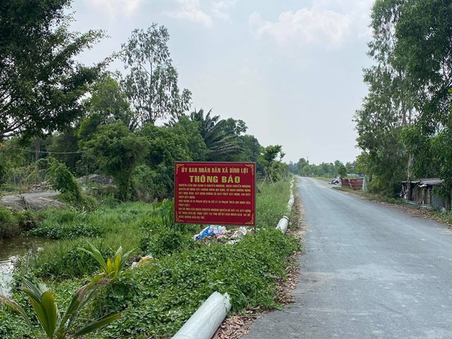 Biển thông báo của UBND xã Bình Lợi cắm gần dự án để cảnh báo người dân.