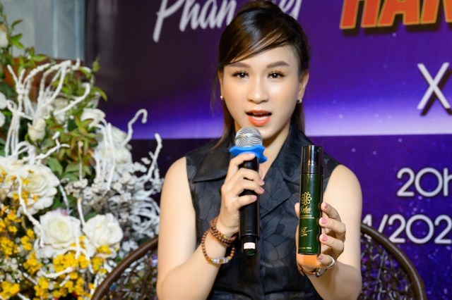 CEO Diễm Nguyễn hướng dẫn c&aacute;ch ph&acirc;n biệt sản phẩm.