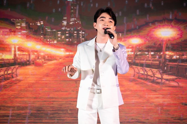 Trung Quang biểu diễn trên sân khấu.