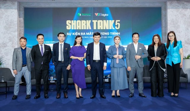  7 nhà đầu tư của Shark Tank mùa 5 (từ trái qua).