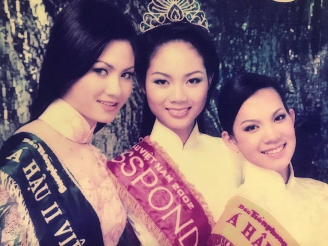 Năm 2002, trong cuộc thi Hoa hậu Việt Nam, Mai Phương là người xuất sắc đăng quang ngôi vị cao nhất. Danh hiệu Á hậu lần lượt thuộc về hai người đẹp Hoàng Oanh và Mai Hương.