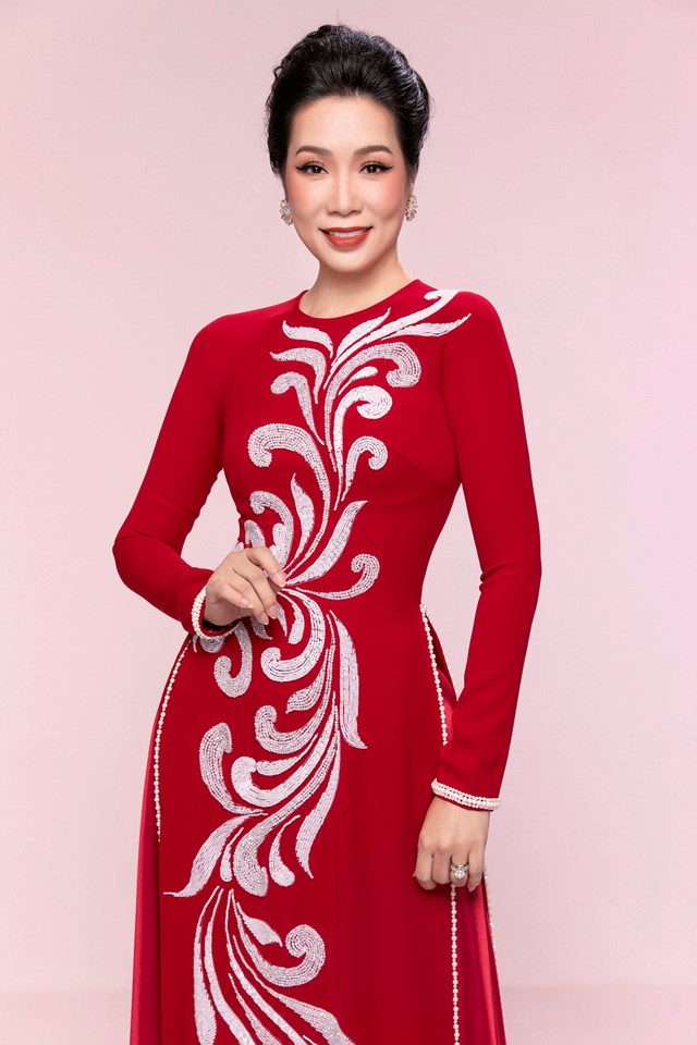 Trong những thiết kế mới, Minh Châu khéo léo lồng ghép những hoa văn cầu kỳ ở phần cổ, thân áo giúp người phụ nữ toát lên vẻ quyền lực, sang trọng.