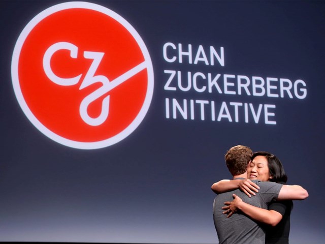 Vợ chồng Zuckerberg sở hữu một quỹ từ thiện ri&ecirc;ng mang t&ecirc;n Chan Zuckerberg Initiative được th&agrave;nh lập v&agrave;o năm 2015. Quỹ tập trung v&agrave;o c&aacute;c lĩnh vực gi&aacute;o dục, y tế v&agrave; m&ocirc;i trường. Trong những năm qua, quỹ Chan Zuckerberg Initiative đ&atilde; trao đi khoảng 2 tỷ USD tiền t&agrave;i trợ. Ảnh: Reuters