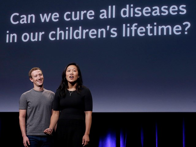 Chan Zuckerberg Initiative đ&atilde; đổ h&agrave;ng tỷ USD để th&agrave;nh lập một tổ chức phi lợi nhuận c&oacute; t&ecirc;n Biohub. Mục đ&iacute;ch của tổ chức tập trung nghi&ecirc;n cứu c&aacute;c phương ph&aacute;p chữa trị bệnh tật, bao gồm nghi&ecirc;n cứu về bộ gen, bệnh truyền nhiễm v&agrave; c&aacute;c thiết bị cấy gh&eacute;p. Ảnh: AP