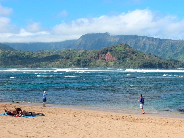Năm 2014, CEO Facebook tiếp tục m&oacute;c hầu bao chi 100 triệu USD mua hai bất động sản tr&ecirc;n đảo Kauai, Hawaii. Bao gồm trang trại m&iacute;a đường Kahu'aina Plantation rộng 357 mẫu Anh v&agrave; khu bờ biển Pila'a Beach rộng 393 mẫu Anh. Ảnh: AP