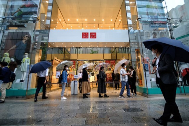 D&ograve;ng người xếp h&agrave;ng mua khẩu trang&nbsp;AIRism tại một cửa h&agrave;ng Uniqlo ở Tokyo.