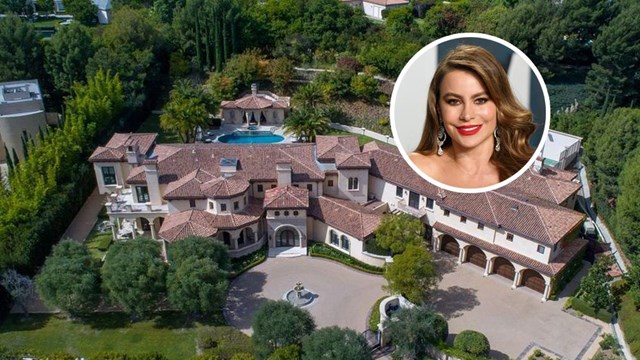 Năm 2020, Sofia Vergara v&agrave; chồng, nam diễn vi&ecirc;n Joe Manganiello - ch&agrave;ng người s&oacute;i quyến rũ Alcide Herveaux của series True Blood - tiếp tục vung tiền mua căn biệt thự 1.600 m2 ở Beverly Park với gi&aacute; 26 triệu USD. Căn biệt thự nằm tr&ecirc;n khu đất rộng 8.000m2 v&agrave; được ph&acirc;n chia th&agrave;nh 3 khu nh&agrave; ch&iacute;nh, nh&agrave; kh&aacute;ch v&agrave; một nh&agrave; nghỉ dưỡng b&ecirc;n hồ bơi. Tuy nhi&ecirc;n, theo truyền th&ocirc;ng quốc tế, họ chưa chuyển về nh&agrave; mới.