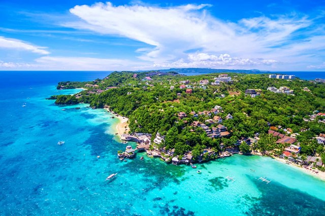 Boracay là một hòn đảo nhỏ dài 7km, nằm cách thủ đô Manila của Philippines hơn 300 km về phía nam. Từng được mệnh danh là thiên đường du lịch của Philippines khi phục vụ gần 2 triệu khách mỗi năm, Boracay đã phải đóng cửa trong vòng 6 tháng, từ tháng 4 đến tháng 10 năm 2018 để xử lý các vấn đề liên quan đến môi trường.