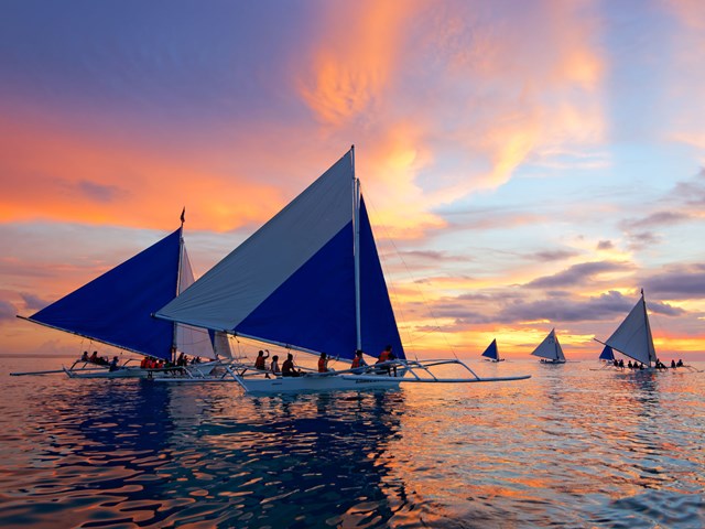 Sau một ngày dài khám phá, khung cảnh hoàng hôn ở Boracay chắc chắn sẽ khiến bạn siêu lòng. Để tận hưởng hoàng hôn trọn vẹn nhất, bạn hãy thử nhâm nhi một ly cocktail trên bờ biển hoặc trải nghiệm cảm giác lái thuyền Paraw - thuyền buồm truyền thống của cư dân hòn đảo này.