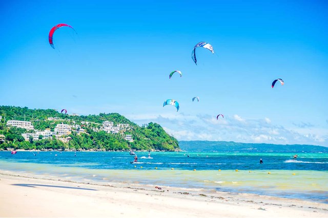 Với các hoạt động trên biển, lướt ván diều là hoạt động được ưa thích nhất ở đây. Sở hữu những điều kiện hoàn hảo, bãi biển Bulabog ở bờ Đông Boracay là địa điểm thu hút người chơi lướt ván diều ở nhiều cấp độ.
