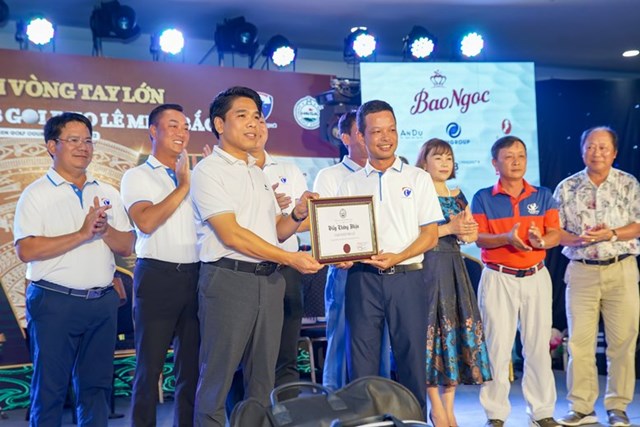 Chủ tịch Hội Golf TP.H&agrave; Nội Nguyễn T&ocirc; Ninh trao chứng nhận th&agrave;nh vi&ecirc;n ch&iacute;nh thức cho CLB