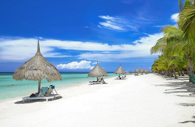 Đảo Panglao: Cũng như nhiều h&ograve;n đảo xinh đẹp kh&aacute;c của Philippines, Panglao c&oacute; nhiều cảnh quan xinh đẹp với những b&atilde;i biển trong xanh v&agrave; c&aacute;t trắng mịn m&agrave;ng.&nbsp;