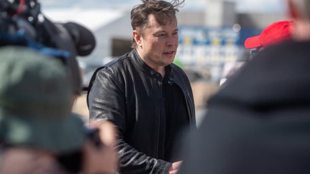 Elon Musk h&eacute; lộ việc Tesla lại chấp nhận thanh to&aacute;n bằng Bitcoin.&nbsp;
