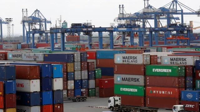 Xuất khẩu tăng trưởng, nhiều tàu hàng lớn đã bắt đầu cập cảng Việt Nam. Ảnh: Reuters