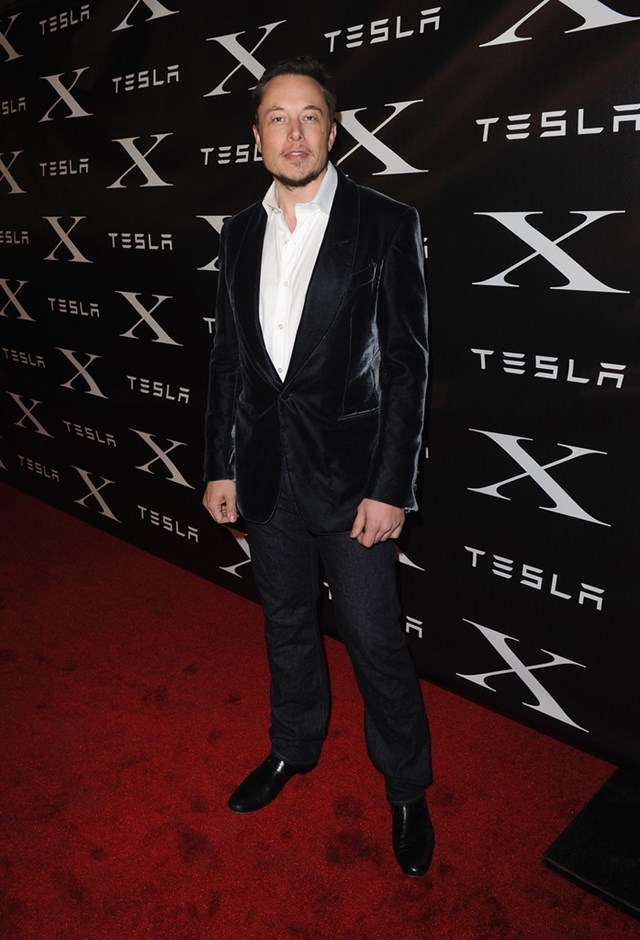 Tr&ecirc;n thảm đỏ,&nbsp;Vogue&nbsp;m&ocirc; tả Elon Musk bảnh bao như t&agrave;i tử. Anh chọn suit &ocirc;m d&aacute;ng với gi&agrave;y Derby b&oacute;ng lộn, thể hiện n&eacute;t sang trọng. Ảnh:&nbsp;Instagram Elon Musk.