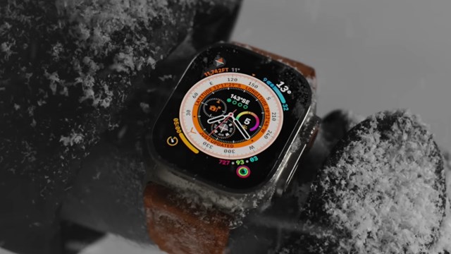 Apple Watch Ultra sẽ l&agrave; thiết bị đầu ti&ecirc;n được Apple &aacute;p dụng loại m&agrave;n h&igrave;nh hiển thị mới.