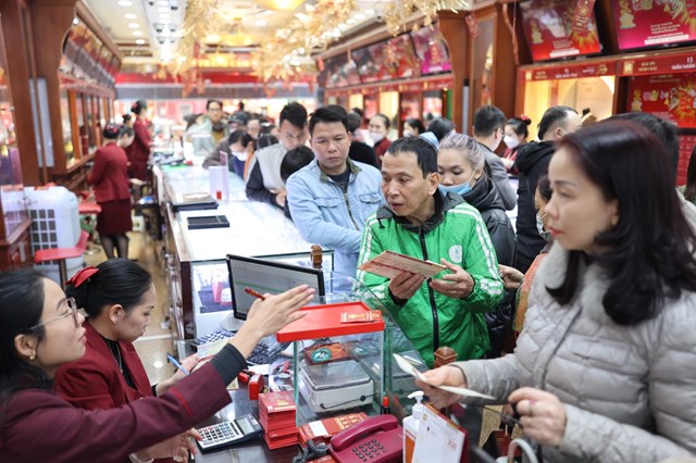 Gi&#225; v&#224;ng ng&#224;y Thần t&#224;i giảm nhẹ, nhiều kh&#225;ch h&#224;ng lựa chọn mua v&#224;ng m&#249;ng 9, đ&#250;ng ng&#224;y v&#237;a Thần t&#224;i mới nhận - Ảnh 1