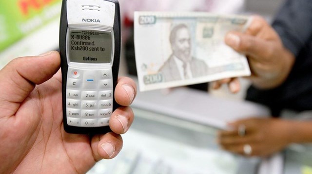 Chuyển tiền bằng tr&ecirc;n M-Pesa bằng điện thoại Nokia v&agrave;o những năm 2008.&nbsp;Ảnh: Vodafone.