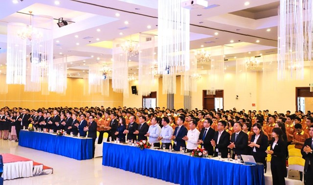 Đội ngũ nh&acirc;n vi&ecirc;n b&aacute;n h&agrave;ng của Kim Oanh trong lễ ra mắt một dự &aacute;n