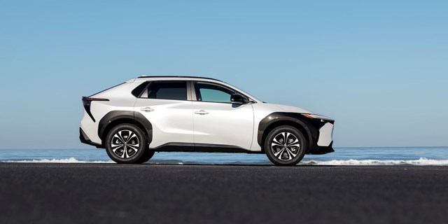 Toyota: Theo đuổi xe điện, kh&#244;ng từ bỏ xe hybrid v&#224; xe pin nguy&#234;n liệu kh&#225;c - Ảnh 2