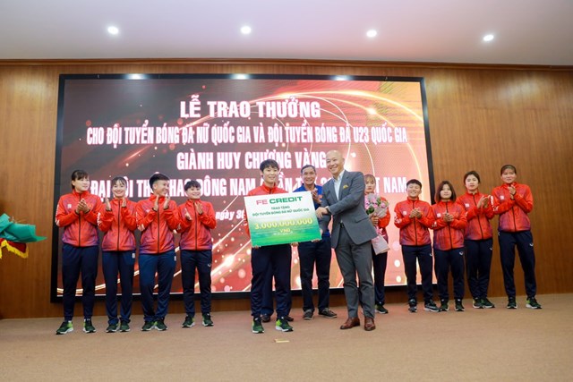 Đội ph&oacute; Phạm Hải Yến - Dại diện Đội tuyển b&oacute;ng đ&aacute; nữ tiếp nhận phần thưởng 3 tỷ đồng từ FE Credit