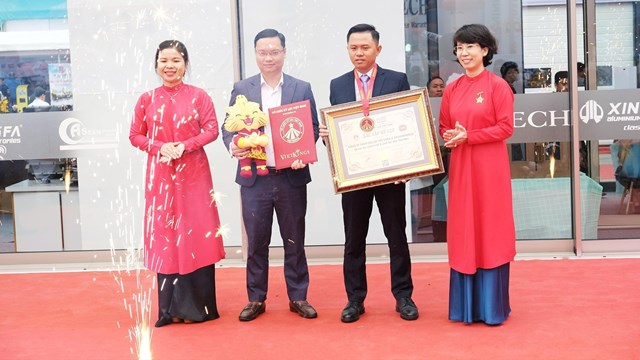 Vietkings trao bằng x&aacute;c nhận kỷ lục Bộ cửa lớn nhất Việt Nam