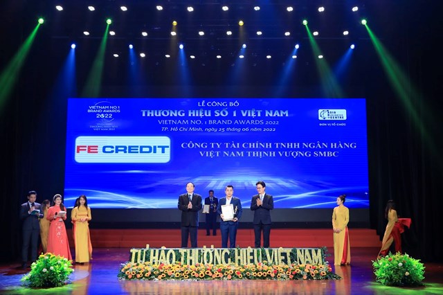 Đại diện FE CREDIT nhận giải thưởng &ldquo;Thương hiệu số 1 Việt Nam 2022&rdquo;