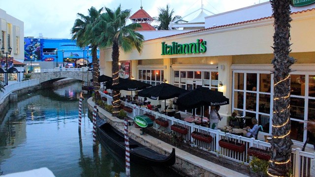 La Isla Shopping Centre &ndash; Trung t&acirc;m thương mại với thiết kế độc đ&aacute;o, quy hoạch b&agrave;i bản gắn với k&ecirc;nh đ&agrave;o ở Cancun