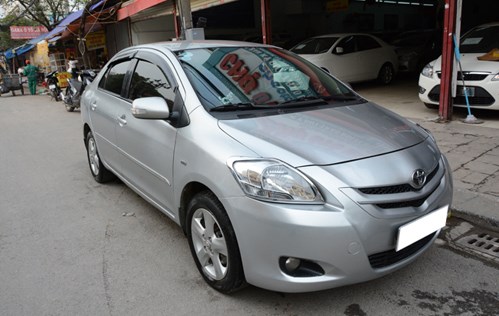 Một mẫu Vios đời 2008 tr&ecirc;n phố H&agrave; Nội.