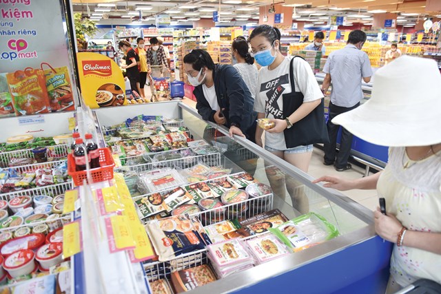 Người dân mua sắm tại Co.op Mart Rạch Miễu, Q.Phú Nhuận, TP.HCM - Ảnh: QUANG ĐỊNH