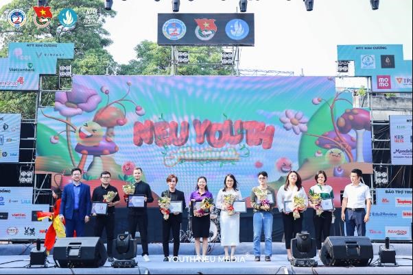 CEO Đức Nguyễn nhận hoa v&agrave; chứng nhận của BTC NEU Youth Festival.
