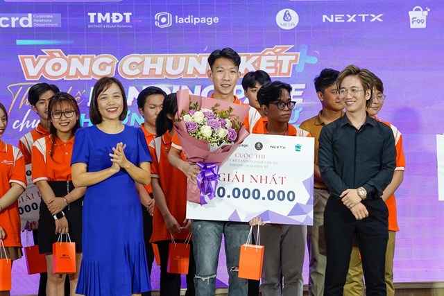 CEO Đức Nguyễn chụp ảnh c&ugrave;ng th&iacute; sinh thắng cuộc.