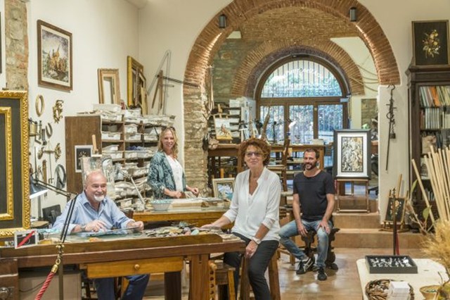 Gia đ&igrave;nh Scarpelli trong xưởng ở Florence, &Yacute;.