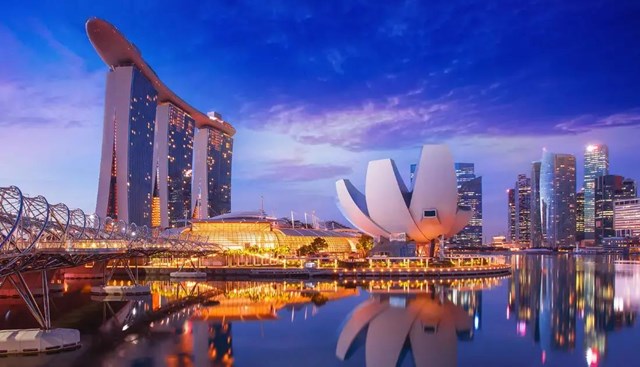 Marina Bay Sands, Singpore được xem&nbsp;l&agrave; "thi&ecirc;n đường mua sắm&rdquo; với chuỗi shophouse sầm uất. Ảnh: Trip.com