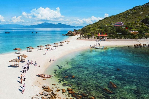 Điểm du lịch tại đảo Yến H&ograve;n Nội tr&ecirc;n vịnh Nha Trang. Ảnh: Xu&acirc;n Ngọc