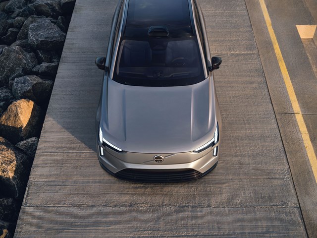 Volvo giới thiệu mẫu SUV chạy điện an to&#224;n nhất thế giới - Ảnh 1