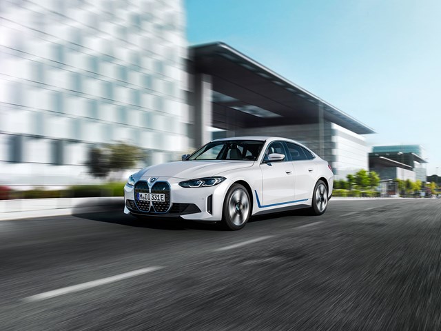 BMW cũng đ&atilde; cho ra mắt c&aacute;c sản phẩm gi&aacute; thấp hơn như chiếc&nbsp;BMW i4 eDrive35 nhưng gi&aacute; khởi điểm từ 51.400 USD vẫn đang cao hơn nhiều so với c&aacute;c sản phẩm xe điện kh&aacute;c tr&ecirc;n thị trường.