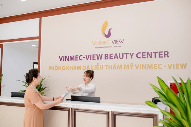 Khu vực tiếp đ&oacute;n bệnh nh&acirc;n tại Ph&ograve;ng kh&aacute;m thẩm mỹ Vinmec &ndash; View Beauty Center (Royal City)