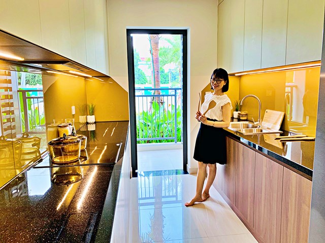 Chị Hằng đ&aacute;nh gi&aacute; cao thiết kế căn bếp tại Hanoi Melody Residences