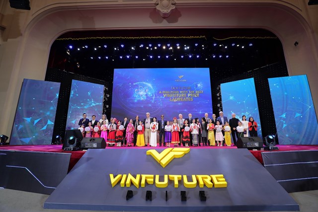 C&aacute;c chủ nh&acirc;n Giải thưởng giao lưu với kh&aacute;n giả sau lễ trao giải VinFuture 2022