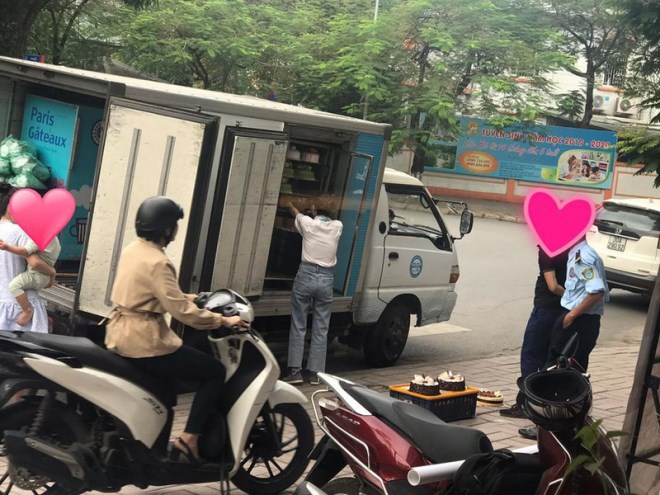Khach Hang Phat Hoảng Nhan Vien Paris Gateaux đặt Banh Xuống Vỉa He